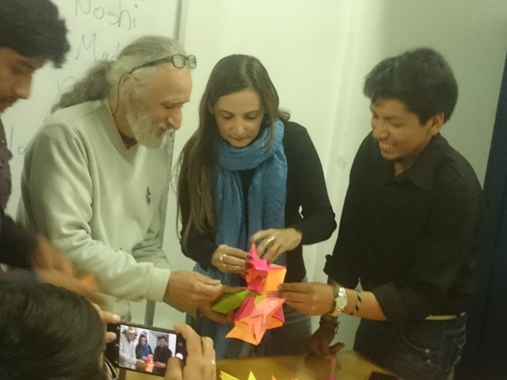 Participantes en taller de origami